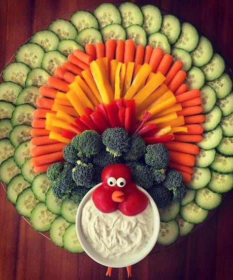 Rememeber for next Thanksgiving Cute Thanksgiving Side Dishes, Turkey Fruit Platter Thanksgiving, Owl Vegetable Tray, Thanksgiving Cute Food, Thanksgiving Bday Party Ideas, November Bunco Ideas, Thanksgiving Veggie Tray Ideas, Fall Veggie Dip, Thanksgiving Veggie Platter