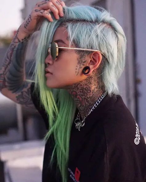 2024 Grunge Haircuts Guide: From Short Curly to Long Wavy Styles Grunge Haircut, Half And Half Hair, Shaved Hair Cuts, Half Shaved Hair, Shaved Side Hairstyles, Half Shaved, Fesyen Rambut, Vlasové Trendy, Punk Hair