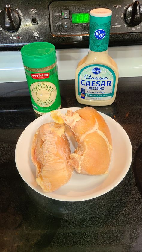 Have an easy dinner on the table quickly! This 3-Ingredient Caesar Chicken is made in the slow cooker and is creamy and delicious! Crockpot Caesar Chicken Recipes, Caesar Dressing Chicken, Cesar Chicken, Caesar Chicken, Chicken Crockpot, Chicken Caesar Salad, 5 Ingredient Recipes, Mason Jar Salad, Caesar Dressing