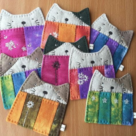 Cat Quilt Block, Cat Quilt Patterns, Christmas Ornaments Patterns, Ornaments To Make, Mug Rug Patterns, Ornaments Homemade, Fabric Christmas Ornaments Diy, Folded Fabric Ornaments, Scrap Fabric Projects