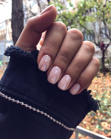 Chrome On Short Nails, Short Nail Designs Chrome, Powder Nails Dipping Colors, Chrome Gel Nails Short, Short Chrome Nails Designs, Chrome Pedicure, Fall Chrome Nail Colors, Chrome Dip Nails, Pearl Manicure