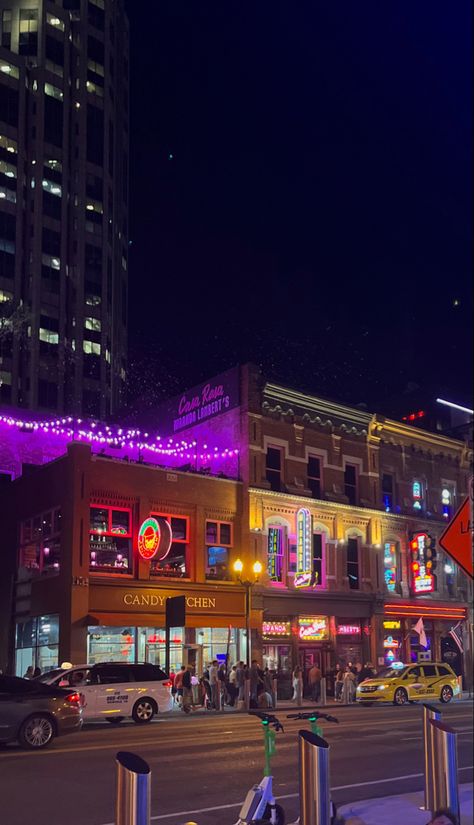 Nashville Instagram Story, Nashville Broadway Aesthetic, Broadway Nashville Aesthetic, Nashville Instagram Pictures, Nashville Selfie, City Nighttime, City Cowgirl, Nashville Aesthetic, Nashville Broadway