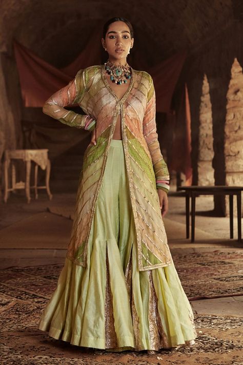 Different types of sharara suits for women – G3+ Fashion Sharara Jacket, Green Sharara, Sharara Designs, Sharara Pants, Muslim Brides, Sharara Suit, Printed Jacket, Sharara Set, Gathered Sleeves