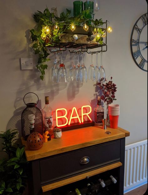 Balcon Mic, Apartment Bar, Home Decor Ideas Bedroom, First Apartment Decorating, Future Apartment Decor, Home Bar Designs, Bar Cart Decor, Home Bar Decor, Apartment Decor Inspiration