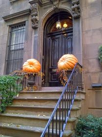 Splendid Sass: THE WEEK IN PINTEREST Fall Urn, Diy Projects For Fall, Outside Fall Decor, Large Pumpkins, Giant Pumpkin, Fall Containers, Fall Planters, Zucca Halloween, Autumn Decorating