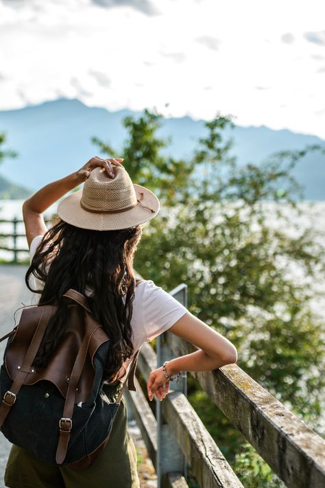 The best solo travel tips - These are the things to know before planning your first solo trip. Practical and smart tips for travelling alone. Woman Traveling, Lifestyle Pictures, Solo Trips, English Magazine, Solo Traveling, Vision 2024, Women Traveling, Nomad Life, Traveling Alone