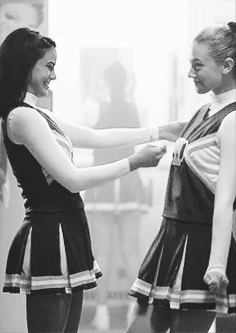 Riverdale Halloween Costumes, Riverdale Betty And Veronica, Riverdale Gifs, Cheerleading Workouts, Riverdale Veronica, Archie Comics Riverdale, Riverdale Betty, Camilla Mendes, Cami Mendes