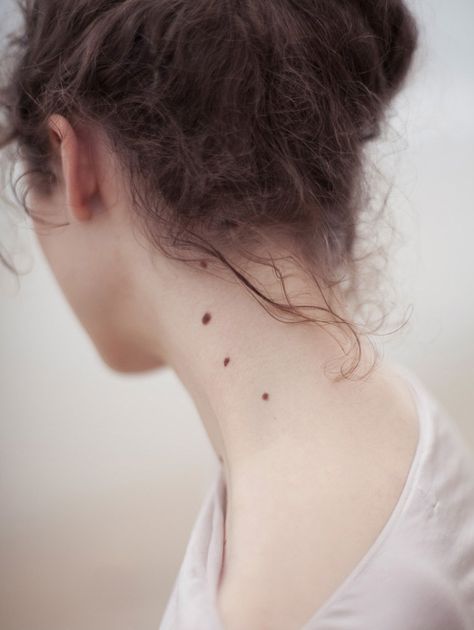 those little moles/freckles make the photo Skin Moles, Dragon Age Origins, Weird Fish, Beauty Mark, Moustaches, Dragon Age, Neck Tattoo, Brown Dress, Mole