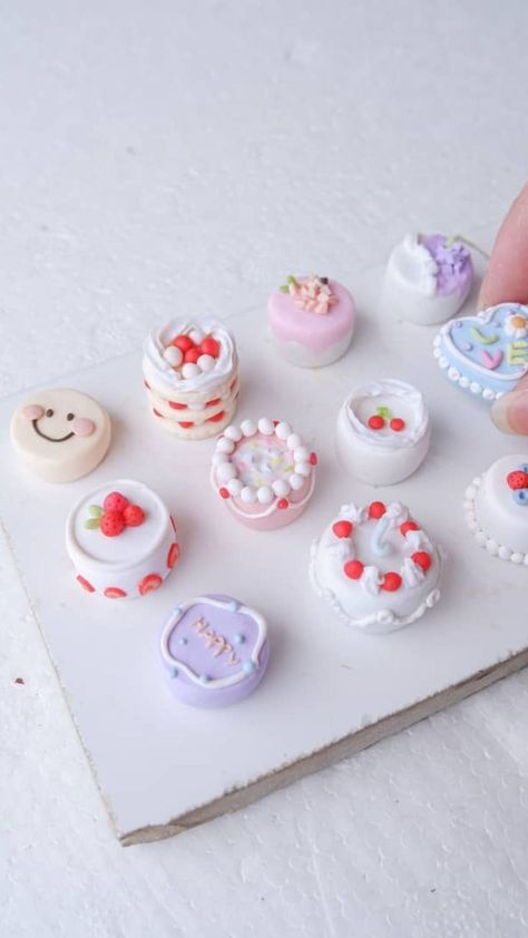 Clay Cake Diy, Clay Desserts Diy, Dessert Clay Art, Miniature Cake Clay, Mini Clay Cake, Clay Birthday Ideas, Cake Clay Art, Diy Clay Food, Polymer Clay Cakes