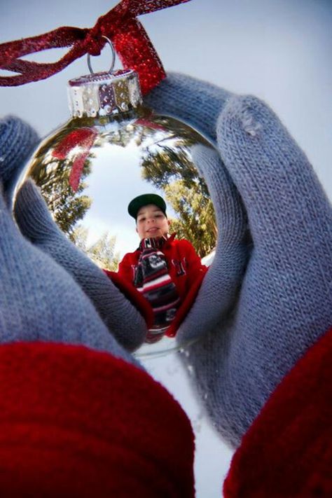 unique-christmas-photo-idea Holiday Photo Ideas, Photo Ideas Christmas, Foto Kids, Xmas Photos, Family Christmas Pictures, Christmas Portraits, Christmas Shoot, Christmas Mini Sessions, Holiday Photography