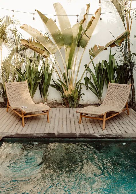 Bali House Decor, Bali Tropical Villa, Bali Pool Ideas, Medditeranean Bedroom, House Bali Style, Garden Bali Style, Bali Style Pool, Bali Balcony, Bali Style Garden