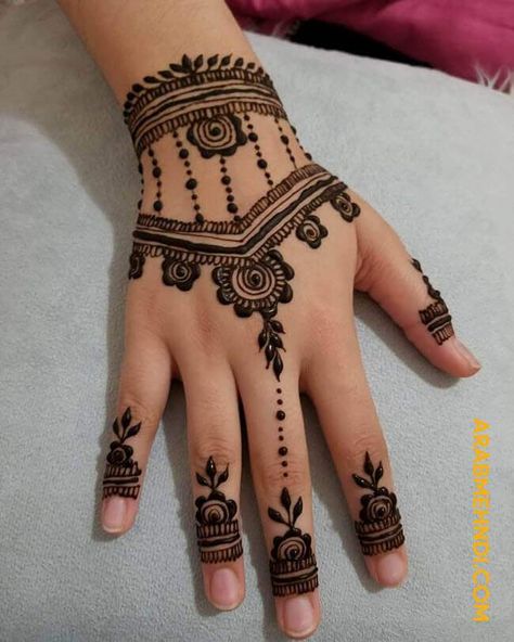 Short Mehandi Designs Easy, Small Mahendi Design Back, Mehandi Designs For Kids Back Hand, Hena Design Hand For Kids, Mehndi Design For Kids Hand, Mhendi Design Unique Latest Simple Easy, Kid Mehndi Designs Easy, Aesthetic Mehndi Designs For Kids, Kids Mhndi Dsgns Simple