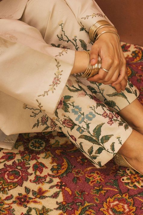 Zara Shahjahan Casual, Cotton Embroidery Suits, Boho Hippie Fashion, Lawn Designs, Spring Edit, Zara Shahjahan, Embroidery Boutique, Steve Mccurry, Hippie Fashion