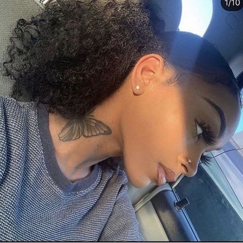 Piercing Inspiration, Girl Neck Tattoos, Neck Tattoos Women, Black Girls With Tattoos, Neck Tattoos, Dope Tattoos For Women, Stylist Tattoos, Baddie Hairstyles, Beauty Tattoos