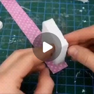 Make Dolls House Furniture, Tiny Doll House Mini Things, Miniature Furniture Diy Tutorials, Barbie Doll Diy Crafts, Miniature Crafts Diy Dollhouse Furniture, Doll Furniture Diy Miniature Tutorials, Dolls House Furniture Diy, Diy Doll House Furniture Easy, Mini Furniture Diy