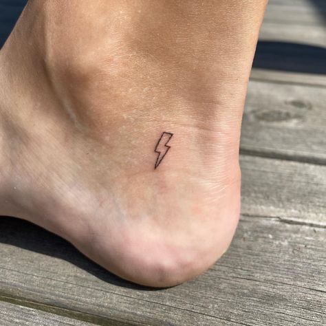 Lightning Bolt Stick And Poke, Stick And Poke Ideas Small, Blitz Tattoo, Lightning Bolt Tattoo, Lightning Tattoo, Bolt Tattoo, Cute Simple Tattoos, Small Couple Tattoos, Small Pretty Tattoos