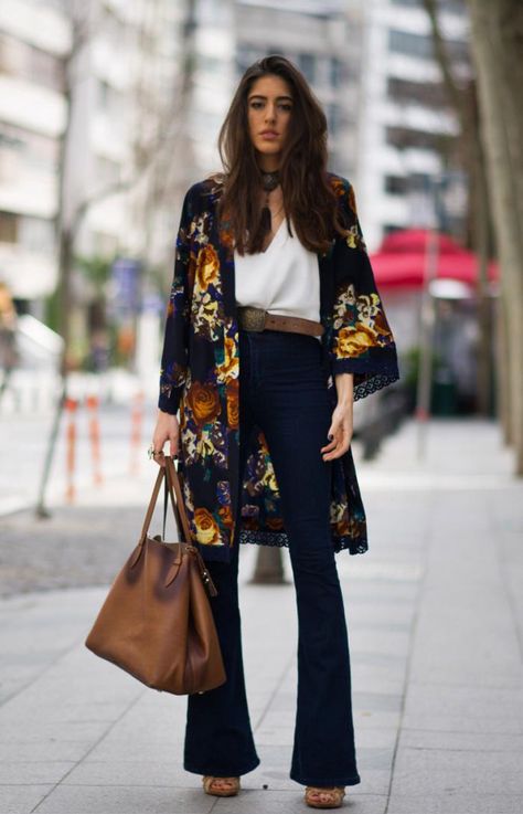 26 Ways to Style a Kimono for Spring - colorful kimono styled with belted high-waisted flares, a white blouse, and brown leather boho bag How To Wear Kimono, How To Wear Belts, Look Hippie Chic, Look Winter, Mode Prints, Look Boho Chic, Boho Mode, Kimono Outfit, Mode Kimono