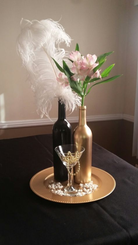 Gatsby Party Centerpieces Diy, 1920s Party Table Decor, Simple Great Gatsby Party Decorations, Great Gatsby Backyard Party, Roaring 20s Flowers, Gatsby Themed Table Decor, Gatsby Centerpiece Ideas Diy, Great Gatsby Table Centerpieces, 20s Table Decorations