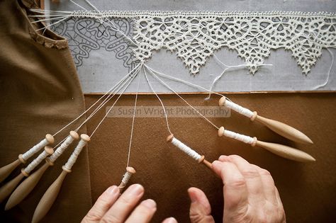 Love this pattern.... I want to learn to do that! Love tedious things. Bobbin Lace Tutorial, Hantverk Diy, Bobin Dantel, Bobbin Lacemaking, Lace Inspiration, Lace Pillow, Bobbin Lace Patterns, Types Of Lace, Point Lace