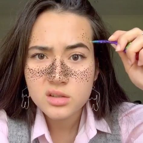 Here is everything you need to know about applying faux freckles with henna dye. Henna freckles need natural henna dye formulated for the skin. Henna dye should also be patch-tested before use and applied on clear, clean, and dry skin. Natural Henna Freckles, Makeup Freckles How To, Henna Freckles Nose Contour, How To Apply Fake Freckles, How To Do Henna Freckles, Henna Freckles Placement, Henna Freckles Before And After, Faux Freckles Tattoo, Henna Freckles Tutorial