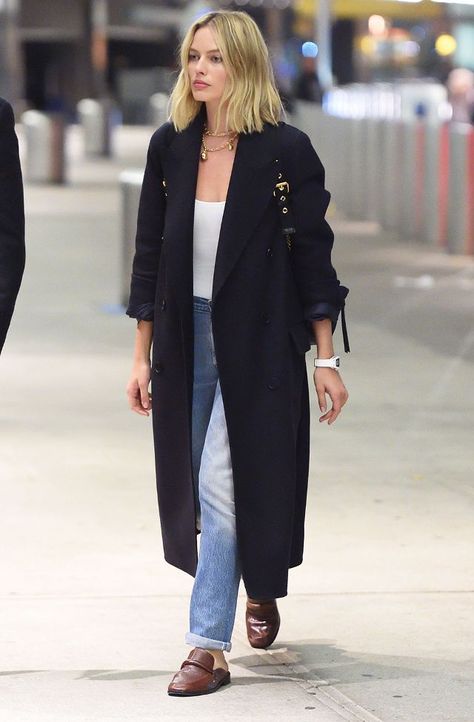 On Margot Robbie: Burberry coat and backpack; Newbark mules Margot Robbie Street Style, Margot Robbie Outfit, Margot Robbie Style, Look Boho Chic, Estilo Preppy, Mode Casual, Minimalist Chic, Looks Street Style, Outfit Look