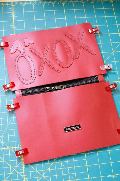 Cricut DIY Leather Wristlet Makeup Purse Pattern, Faux Leather Clutch Diy, Diy Wristlet Clutch, Diy Leather Clutch Bag, Faux Leather Purse Pattern, Faux Leather Sewing Projects, Faux Leather Wallet Diy, Faux Leather Wallet Pattern, Faux Leather Crafts Diy