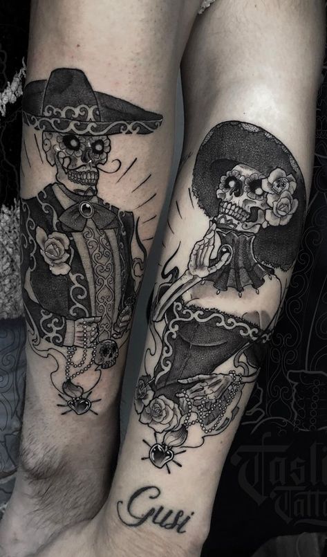 cool Day of the Dead couple tattoo © tattoo artist • TastikTattoo • @fran_tastiktattoo 💟💟💟💟💟 Creative Couple Tattoos, Day Of The Dead Tattoos, Day Of Dead Tattoo, Skull Couple Tattoo, Payasa Tattoo, Traditional Chicano Tattoos, Mexican Skull Tattoos, Lettrage Chicano, Art Chicano