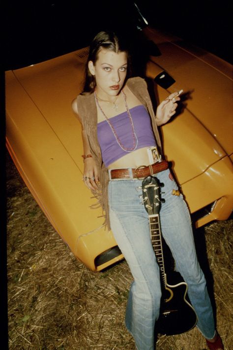 Movie Character Outfits, Dazed And Confused Movie, 1990 Style, Party Crop Tops, Dazed And Confused, Milla Jovovich, Linda Evangelista, I'm With The Band, Stil Inspiration