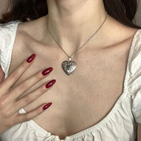 Heart Locket Outfit, Locket Necklace Outfit, Locket Outfit, Ring Necklace Aesthetic, Necklace Lipstick, Heart Necklace Locket, Locket Aesthetic, Necklaces Aesthetic, Accessory Aesthetic