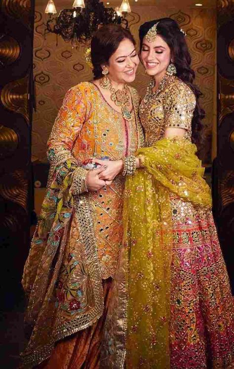 Indian Wedding Fashion Guide - The Best Mother Of The Bride Outfits We Spotted ! - Witty Vows Brides Mom Dress, Coordinates Outfits, Indian Wedding Fashion, Brides Mom, Mother Of Bride Outfits, Bridal Lehenga Collection, Mother Wedding, Bride Sister, Engagement Ceremony