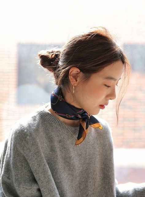 Outfits With Scarves, Silk Scarf Style, Mode Hippie, Scarf Outfit, How To Wear Scarves, Street Style Inspiration, Mode Inspo, Looks Chic, 가을 패션