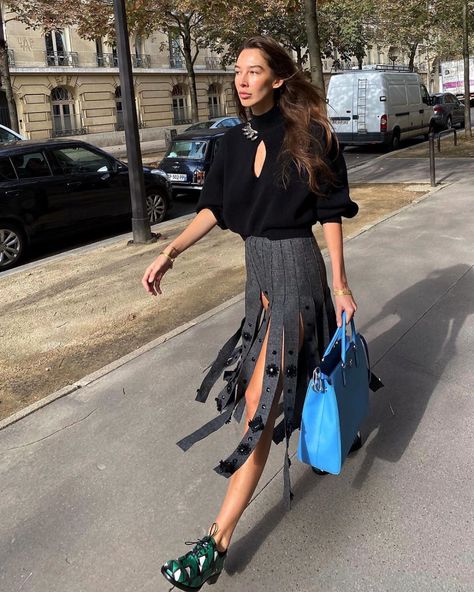 This Prada fringed midi skirt is in every fashion girl's fall uniform Prada Street Style, Fringe Skirt Outfit, Style Influencers, Prada Skirt, Leather Midi Skirt, Famous Fashion, Influencers Fashion, Street Style Chic, Street Style Inspiration