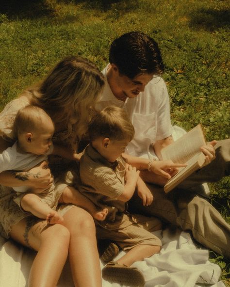 1950s Family Aesthetic, Family Portraits Aesthetic, Vintage Looking Family Photos, Fall Documentary Photography, Nostalgic Family Photo, Vintage Family Aesthetic, Family Photography Aesthetic, Untraditional Family Photos, Family Vintage Photoshoot