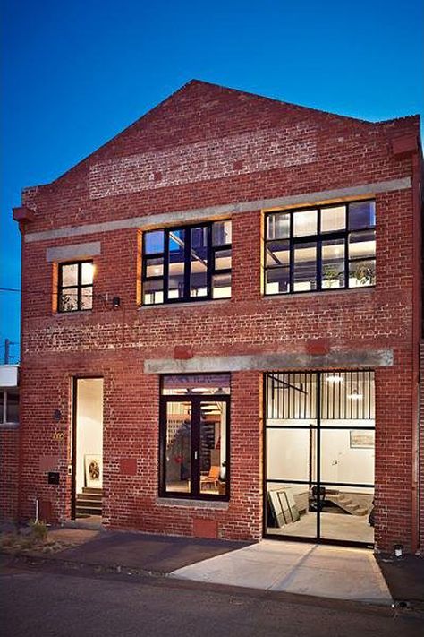 Unique New York-style warehouse conversion Red Brick Building, Urban Industrial Decor, Warehouse Apartment, Architecture Baroque, Warehouse Living, Warehouse Loft, Warehouse Conversion, Warehouse Home, Sheds For Sale