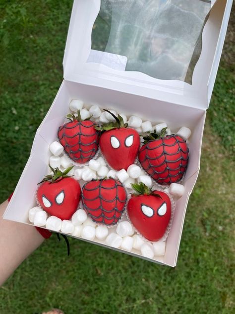 Spiderman Breakable Heart, Spiderman Gift Basket For Boyfriend, Spider Man Food Party Ideas, Diy Spiderman Gift Ideas, Spiderman Birthday Treats, Spiderman Chocolate Covered Strawberries, Spider Man Cake Pops, Spiderman Quinceanera, Spiderman Basket