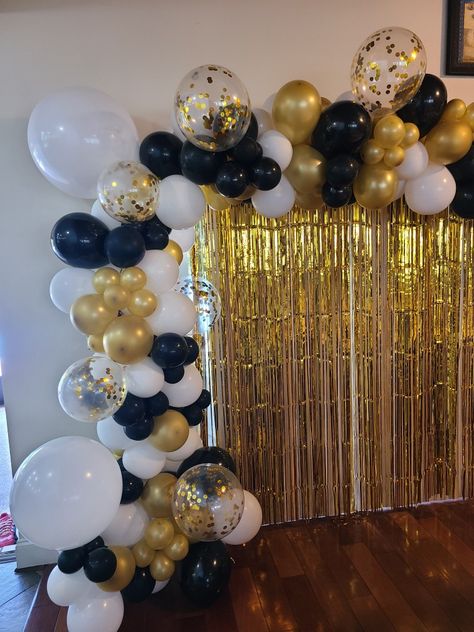 Black White And Gold 70th Birthday Party, Black Theme For Birthday, White Black Gold Birthday Decor, White Black And Gold Decorations Party Ideas, Gatsby Balloon Garland, Black White Gold Prom Theme, Gold Black White Balloon Arch, Black And Gold Party Decorations Simple, Black Gold And White Decorations Party