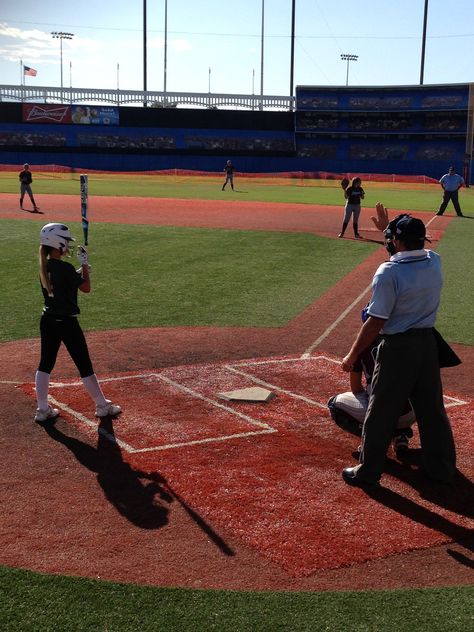 Softball on turf! Preppy Softball, Aesthetic Softball, Softball Aesthetic, Softball Tips, Softball Pics, Travel Softball, Softball Photography, College Softball, Softball Cheers