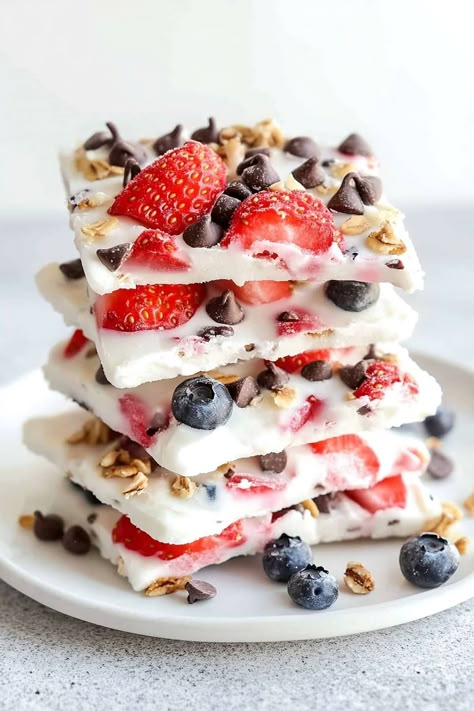 Cereal Yogurt Bark, Freeze Yogurt Bark, Frozen Yogurt Bark Chocolate, Strawberry Chocolate Greek Yogurt Bark, Yogurt Bark For Toddlers, Frozen Yogurt Bars Healthy, Frozen Berry Yogurt, Strawberry Yogurt Granola Bars, Frozen Yogurt Chips