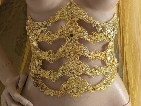 Body armor, made up of gold or silver colored metal pieces, depending on your choice. CONTENT: A corset belt under the chest entirely in metal. The line passing vertically reminiscent of a spinal column effect. To wear in one direction to emphasize the underside of the chest or in the other according to your desires. Gold or silver color, choose your version. To wear alone or on a garment, for a lingerie effect or an ultra original accessory. Finally the ideal accessory to complete all your outf Gold Underbust Corset, Gold Corset Belt, Ribcage Corset, Glass Corset, Waist Armor, Fantasy Corset, Gold Harness, Metal Corset, Gold Chainmail