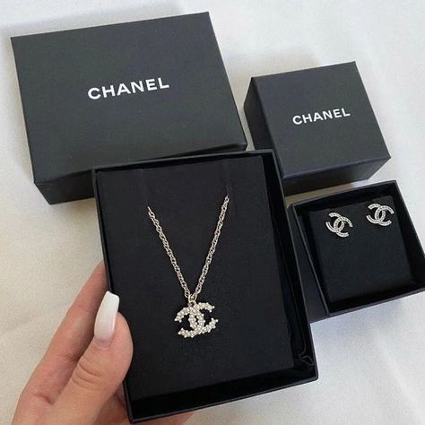 قلادات متدلية, Studera Motivation, Expensive Jewelry Luxury, Chanel Necklace, Luxe Jewelry, Dior Jewelry, Chanel Official, Chanel Official Website, Jewelry Accessories Ideas