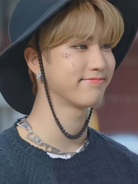 Straykids Members, Han Wallpaper, Heart Kids, Han Jisung, Heart For Kids, Kpop Aesthetic, Fall Fun, Concert Outfit, Stray Kids