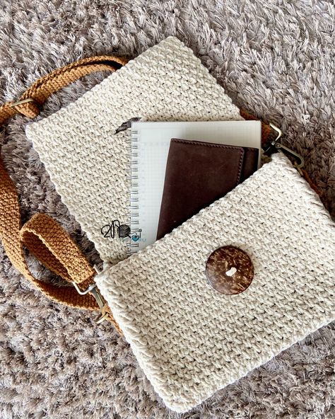 Crochet Phone Charger Holder, Crochet Wallet Purse Free Pattern, Cross Body Bag Pattern Free Crochet, Crochet Bag With Flap, Beginner Crochet Bag Pattern Free, Crochet Clutch Bag Free Pattern, Crochet Small Purse Pattern Free, Small Bag Crochet Pattern Free, Sling Bag Crochet Free Pattern