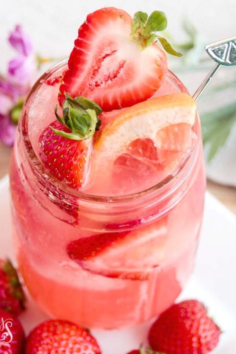 Summer Alcoholic Punch Recipes, Summer Punch Recipes Non Alcoholic, Summer Alcoholic Punch, Adult Punch Recipes, Summer Party Punch, Punch Recipes Non Alcoholic, Summer Punch Recipes, Party Punches, Watermelon Sangria