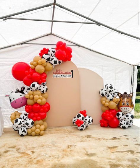 Farm Party Balloon Garland, Barnyard Balloon Arch, Farm Balloon Decorations, Birthday Party Ideas Balloons, Farm Balloons, Farm Balloon Garland, Chiara Arched Backdrop, First Rodeo Party, Arched Backdrop