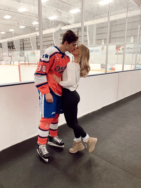 Hockey Game Couple Pictures, Dating Hockey Players, Cute Hockey Game Outfit Winter, Nhl Couples, Hockey Bf And Gf, Hockey Wife Aesthetic, Hockey Girlfriend Aesthetic, Cute Hockey Couples, Hockey Couple Aesthetic