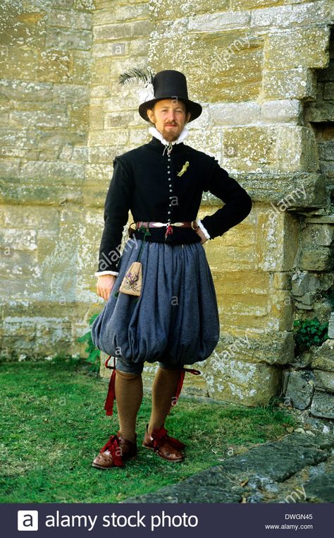 http://www.alamy.com/stock-photo-english-tudor-period-gentleman-gentry-costume-fashion-fashions-late-67365317.html 16th Century Clothing, 17th Century Clothing, 16th Century Fashion, Tudor Period, Tudor Fashion, 17th Century Fashion, English Tudor, Terra Nova, Armadura Medieval