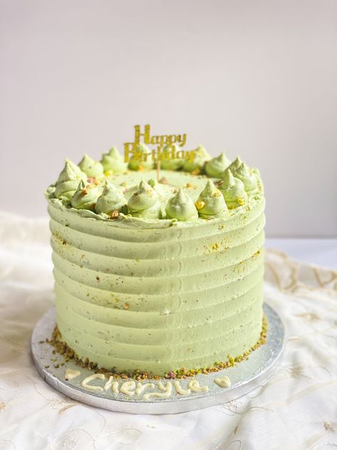 Birthday Cake Pistachio, Pistachio Birthday Cake, Pistachio Cake Design, Pistachio Cake Recipe, Eid Cake, Cake Calories, Travel Cake, Buttercream Flower, Pistachio Cake