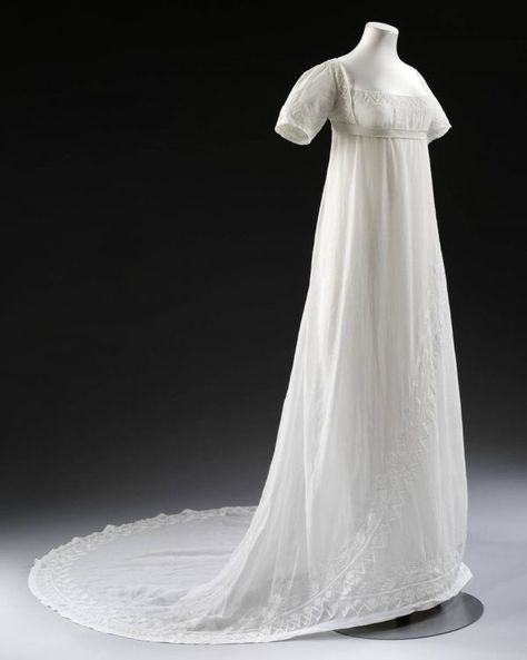 c. 1807 Wedding Dress, from England.  Victoria & Albert Museum. Regency Wedding, 1800's Dress, Cotton Nightwear, Regency Era Fashion, Muslin Dress, Regency Dress, Fashion Silhouette, Regency Fashion, Empire Dress