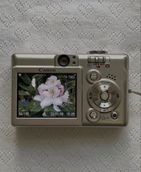 Cute Camera, Retro Gadgets, Art Ancien, Photographie Inspo, Buku Skrap, Vintage Cameras, Vintage Camera, Foto Inspiration, Pretty Pictures