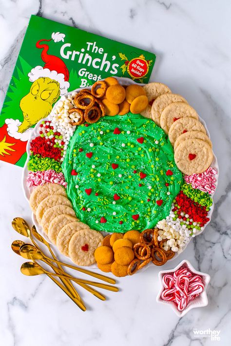 How to make a Grinch Frosting Board The Grinch Treats, Grinch Cheese Ball, Grinch Cookie Cake, Buttercream Charcuterie Board, Frosting Charcuterie Board, Grinch Food Ideas Parties, Grinch Charcuterie Board, Northpole Breakfast, Grinch Themed Food